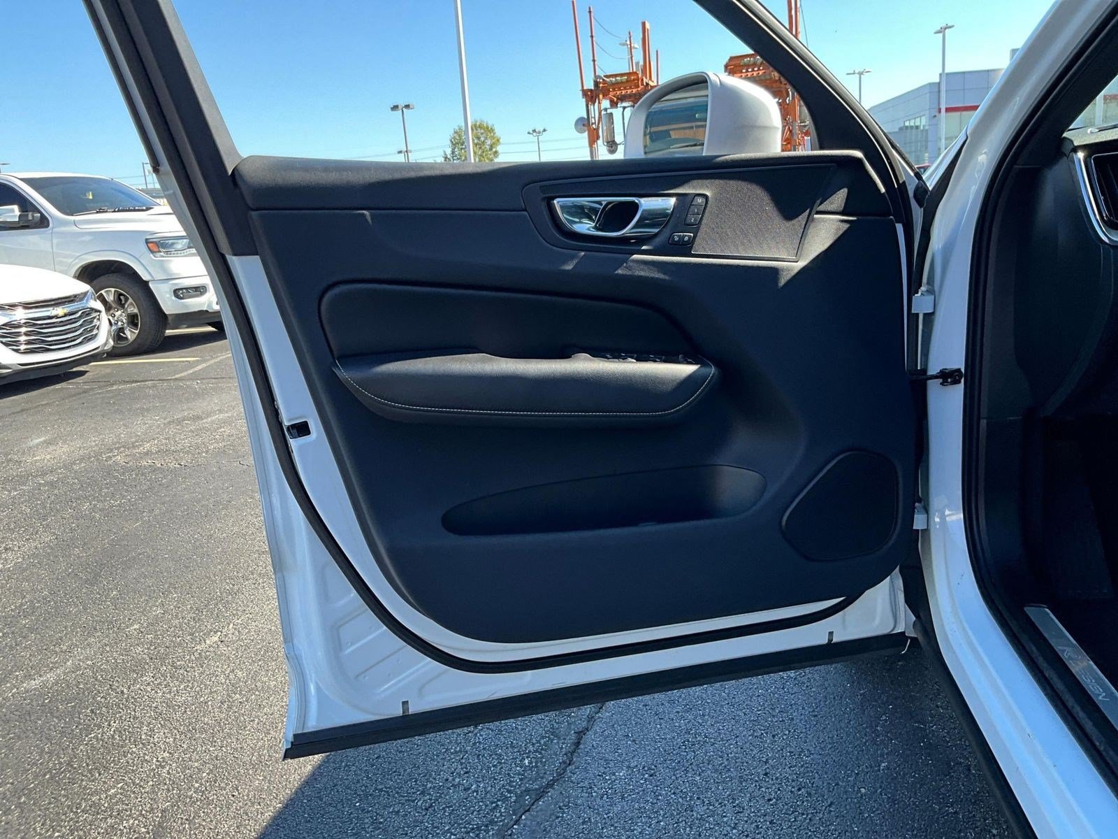 Used 2018 Volvo XC60 T5 R-Design w/ Convenience Package AWD/4WD image 18