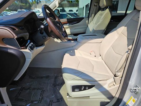 Used 2015 Cadillac Escalade Luxury image 17