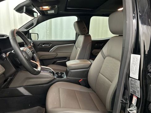 Used 2025 Chevrolet Colorado ZR2 w/ Technology Package AWD/4WD image 6