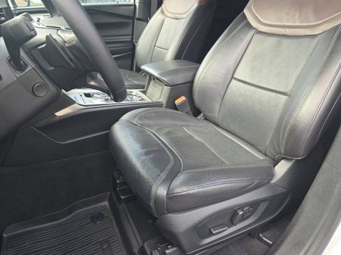 Used 2021 Ford Explorer Platinum w/ Premium Technology Package AWD/4WD image 30