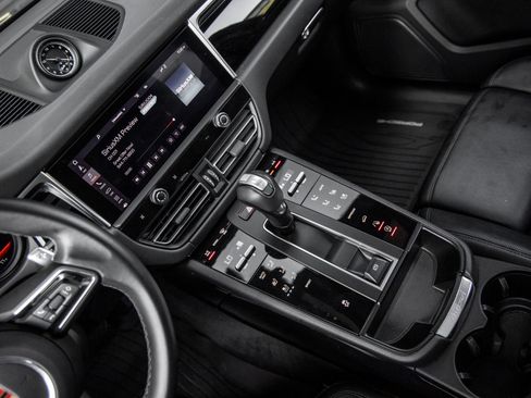 Certified 2024 Porsche Macan AWD/4WD image 32