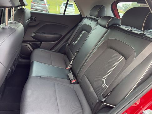 Used 2022 Hyundai Venue Limited FWD image 11