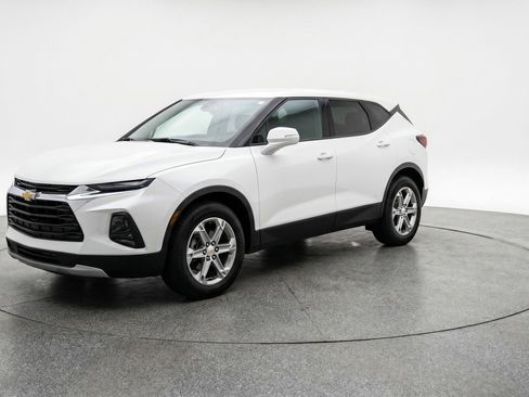 Used 2025 Chevrolet Blazer LT FWD image 3