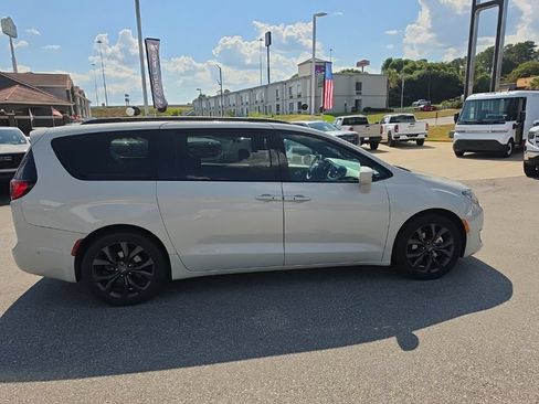 Used 2020 Chrysler Pacifica Touring-L w/ Advanced Safetytec Group FWD image 11