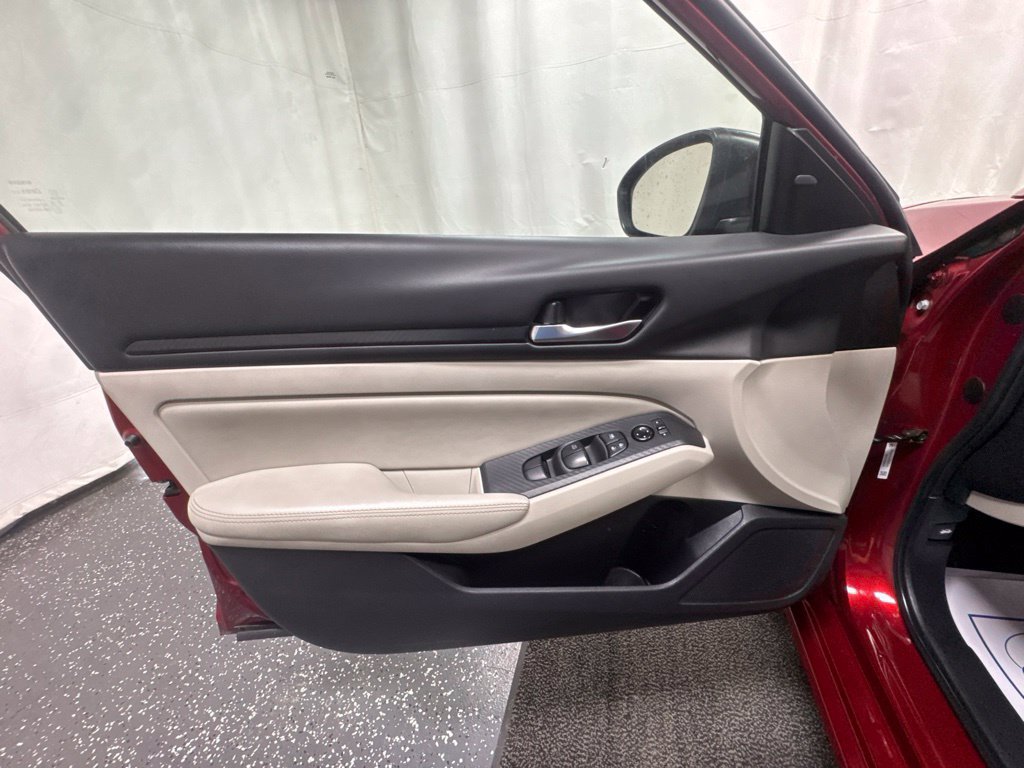 Used 2025 Nissan Altima 2.5 SV FWD image 14