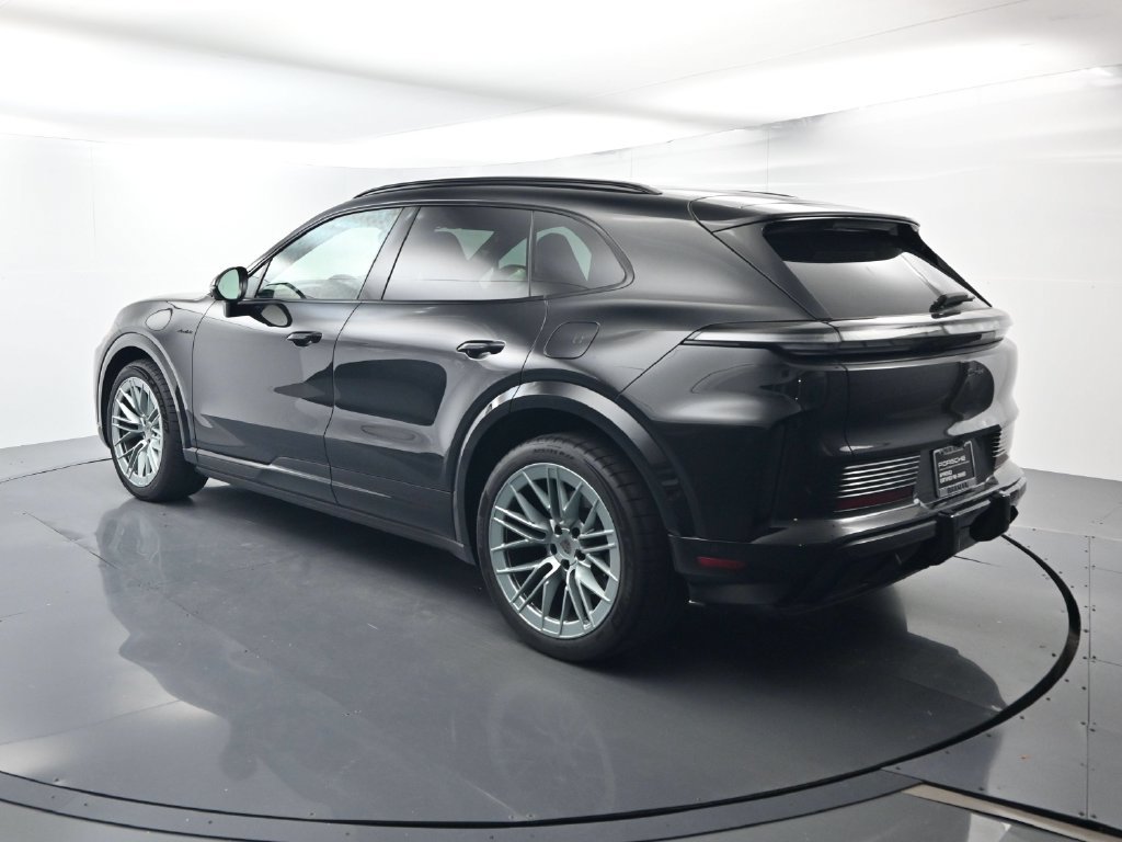 Certified 2026 Porsche Cayenne Turbo AWD/4WD image 3