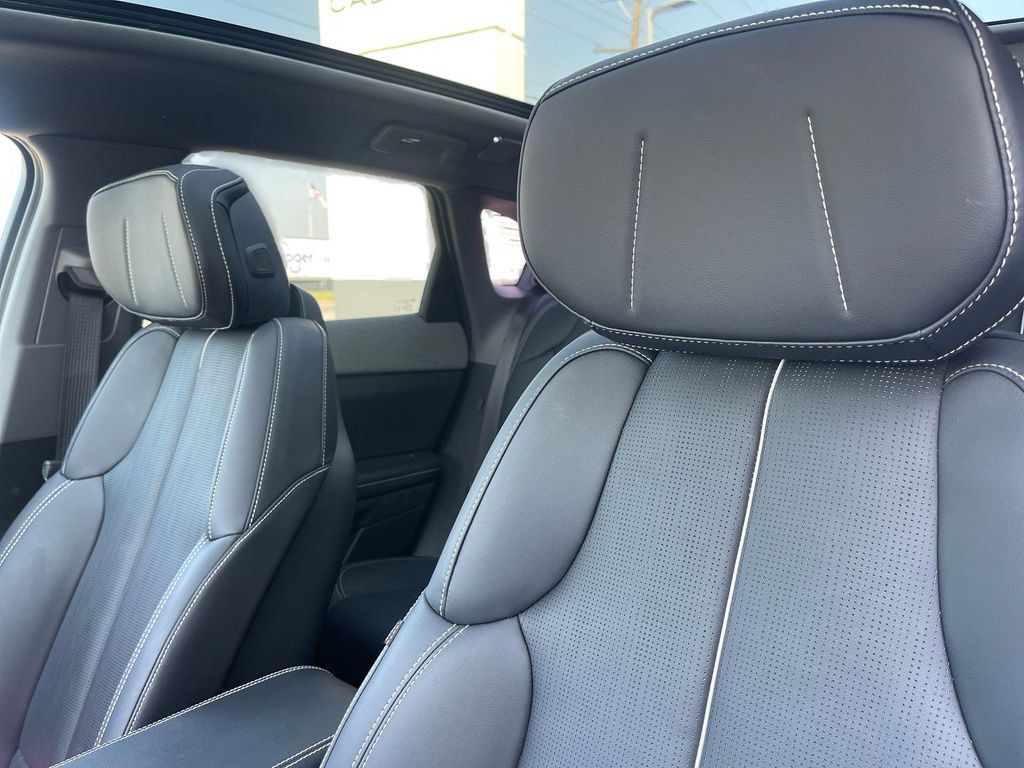 Used 2025 Cadillac Optiq Luxury 2 w/ LPO, Floor Liner Package AWD/4WD image 7