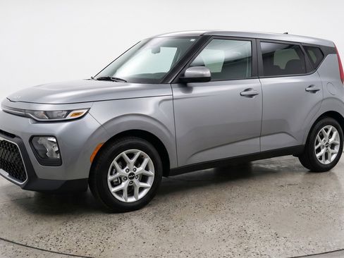 Used 2025 Kia Soul LX w/ LX Technology Package FWD image 3