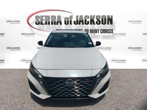 Used 2024 Nissan Altima 2.5 SR w/ SR Premium Package FWD image 3