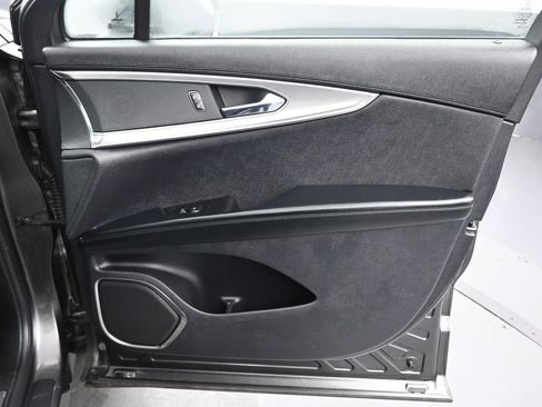 Used 2019 Lincoln Nautilus Select image 42