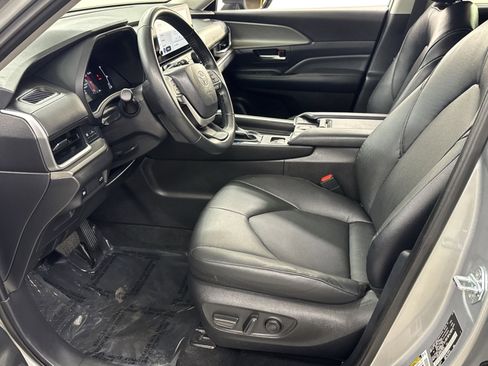 Used 2025 Toyota Grand Highlander AWD image 4