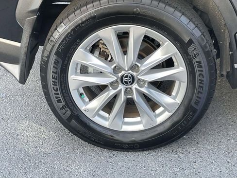 Used 2024 Toyota Corolla Cross LE image 12