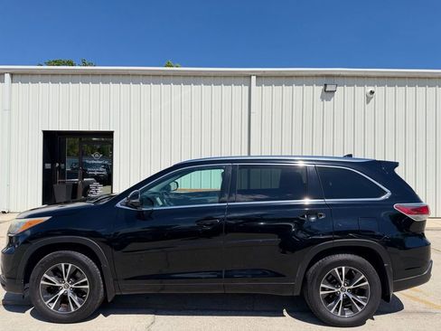 Used 2016 Toyota Highlander XLE image 2