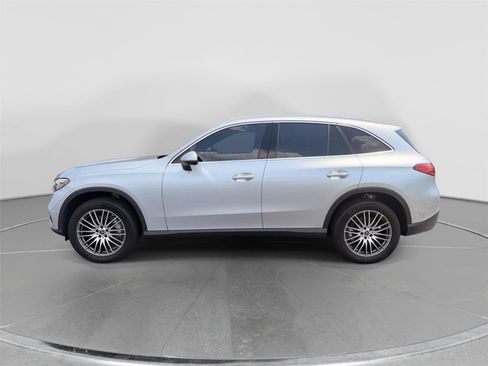 Used 2023 Mercedes-Benz GLC 300 4MATIC image 2