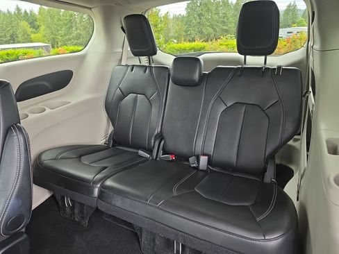 Used 2024 Chrysler Pacifica Touring-L FWD image 30