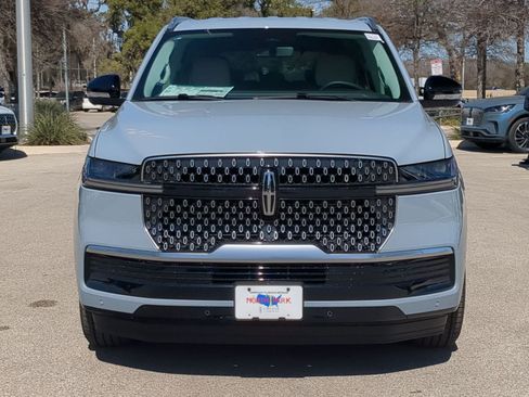 New 2026 Lincoln Navigator Premiere image 8