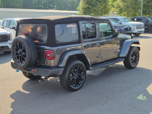 Used 2024 Jeep Wrangler Unlimited Sahara w/ Technology Group AWD/4WD image 3