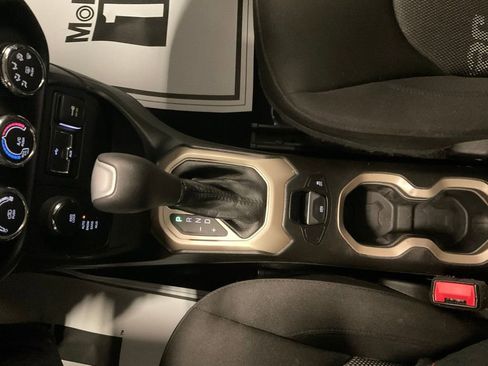 Used 2017 Jeep Renegade Latitude image 18