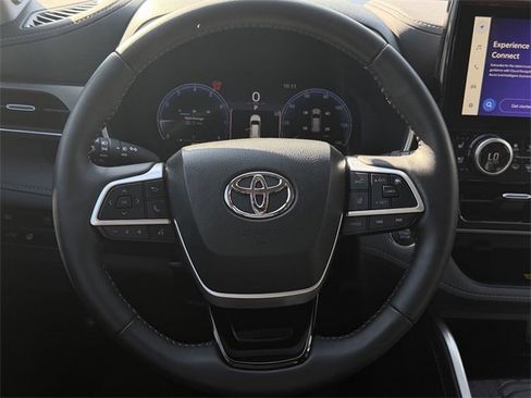 Used 2023 Toyota Highlander Limited image 11