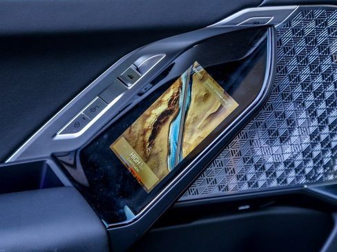 Used 2025 BMW 760i xDrive w/ Executive Package image 25