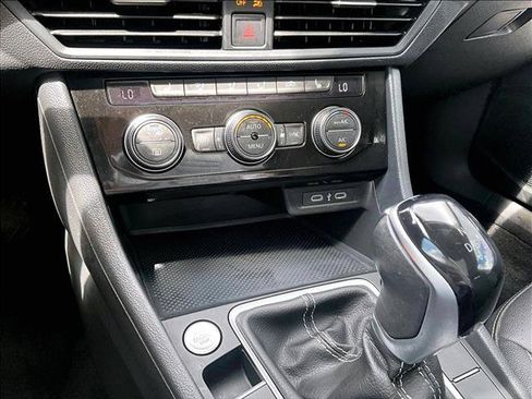 Used 2024 Volkswagen Jetta SE w/ Panoramic Sunroof Package FWD image 23