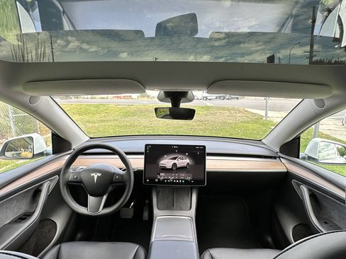 Used 2025 Tesla Model Y Long Range AWD/4WD image 30