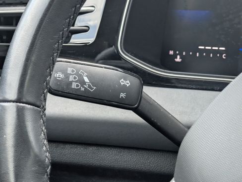 Certified 2025 Volkswagen Jetta SE FWD image 24