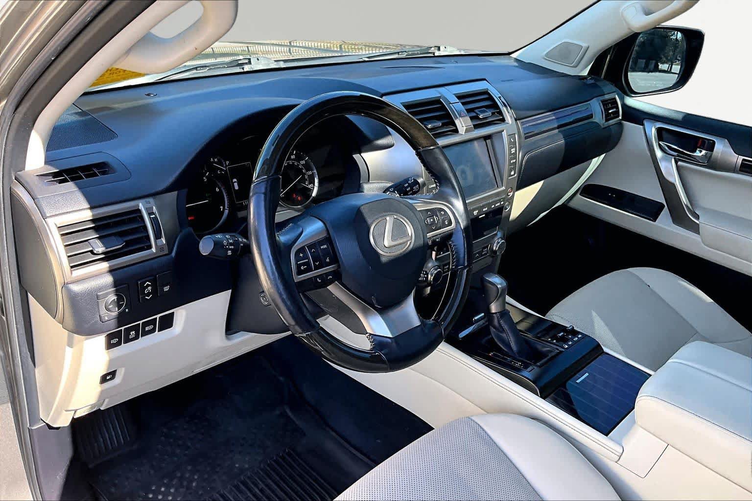 Used 2020 Lexus GX 460 Premium w/ Premium Package AWD/4WD image 17