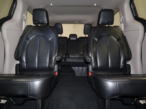 Used 2023 Chrysler Pacifica Touring-L image 27