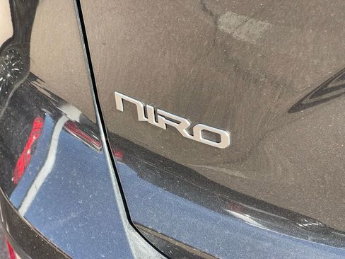 Used 2023 Kia Niro LX image 9