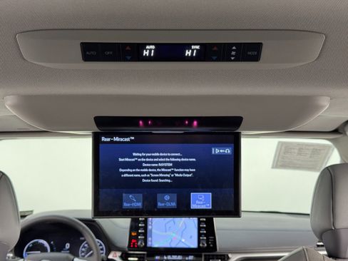 Used 2024 Toyota Sienna Limited image 38