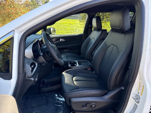 New 2027 Chrysler Pacifica Select AWD/4WD image 19