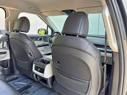 Used 2023 Kia Carnival LX FWD image 32