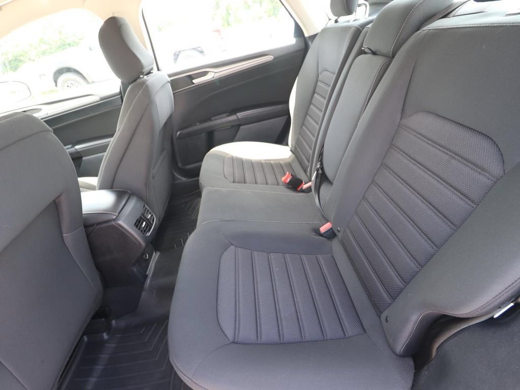 Used 2020 Ford Fusion SE FWD image 9