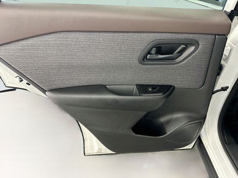 Used 2023 Nissan Rogue S AWD/4WD image 26