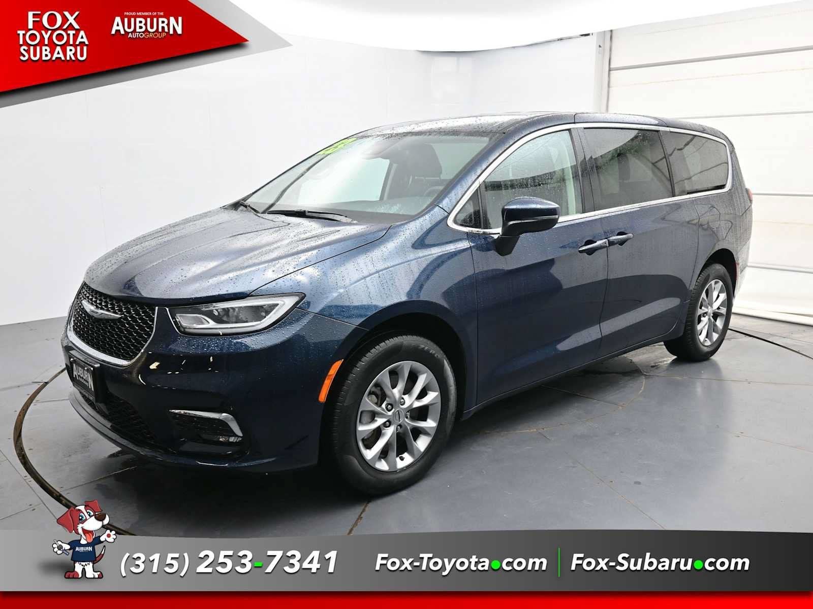 Used 2023 Chrysler Pacifica Touring-L AWD/4WD image 2