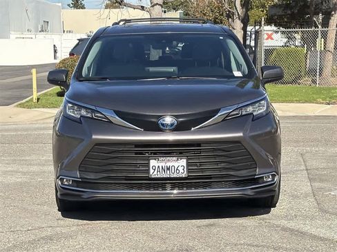 Used 2022 Toyota Sienna XLE w/ XLE Plus Package image 2