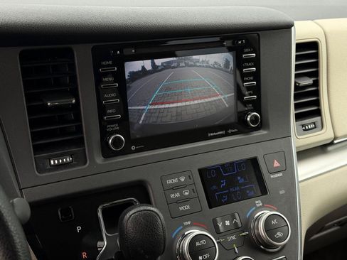Used 2018 Toyota Sienna LE FWD image 16