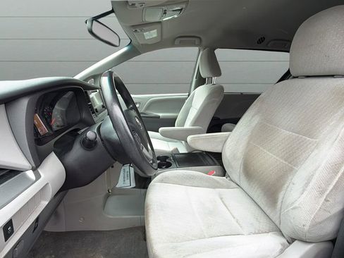 Used 2016 Toyota Sienna LE image 21