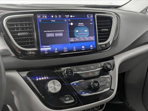 Used 2023 Chrysler Pacifica Touring-L image 28