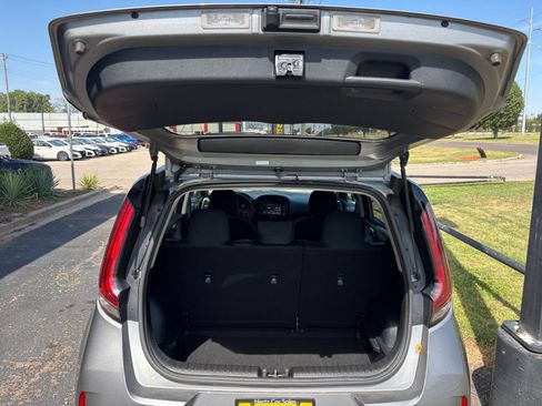 Used 2025 Kia Soul LX w/ LX Technology Package FWD image 29