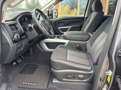 Used 2023 Nissan Titan SV w/ SV Convenience Package image 8