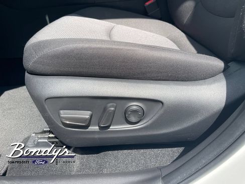 Used 2025 Toyota RAV4 XLE w/ Convenience Package AWD/4WD image 9