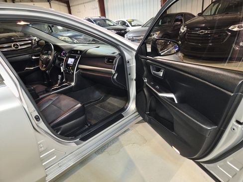 Used 2017 Toyota Camry SE w/ Moonroof Package FWD image 28