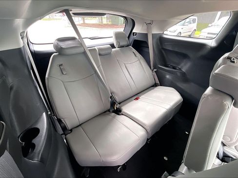Used 2025 Toyota Sienna XLE FWD image 33