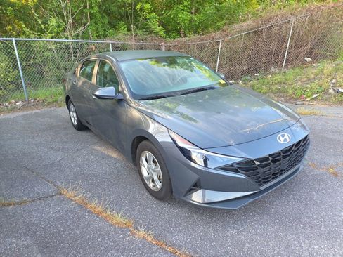 Used 2023 Hyundai Elantra SE w/ Preferred Accessory Package FWD image 2