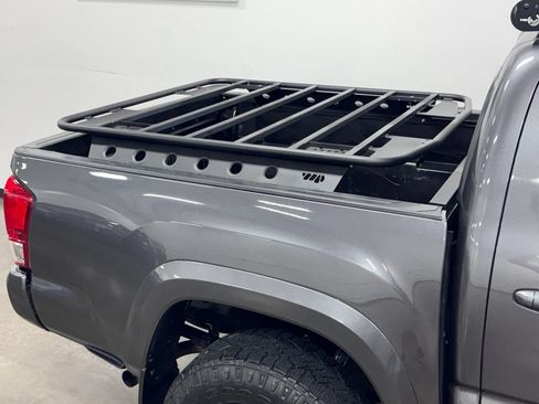 Used 2017 Toyota Tacoma TRD Sport w/ Tow Package AWD/4WD image 10