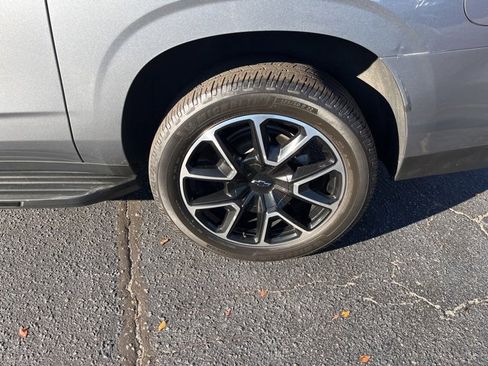 Used 2022 Chevrolet Suburban RST w/ Luxury Package image 32