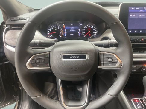 Used 2025 Jeep Compass Latitude AWD/4WD image 17