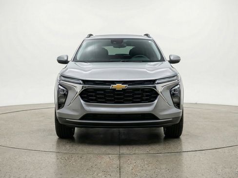 Used 2025 Chevrolet Trax LT w/ LT Convenience Package image 2